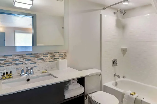Standard, 2 Queen Beds, Pool Side، Best Western Plus St. Simons 4/6