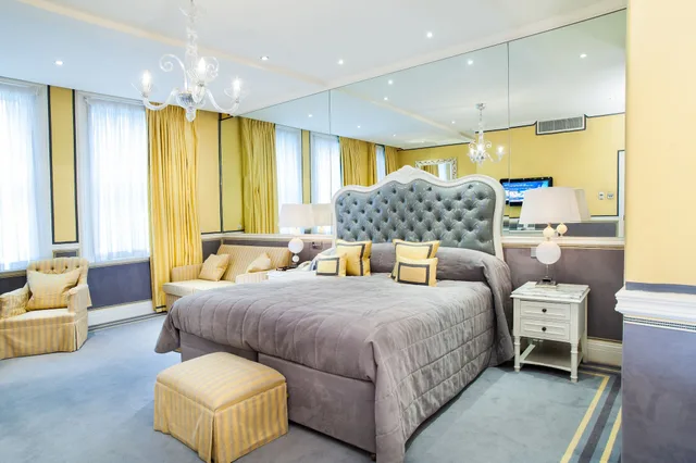 Family Suite, King Bed, Rubens At the Palace 3/9