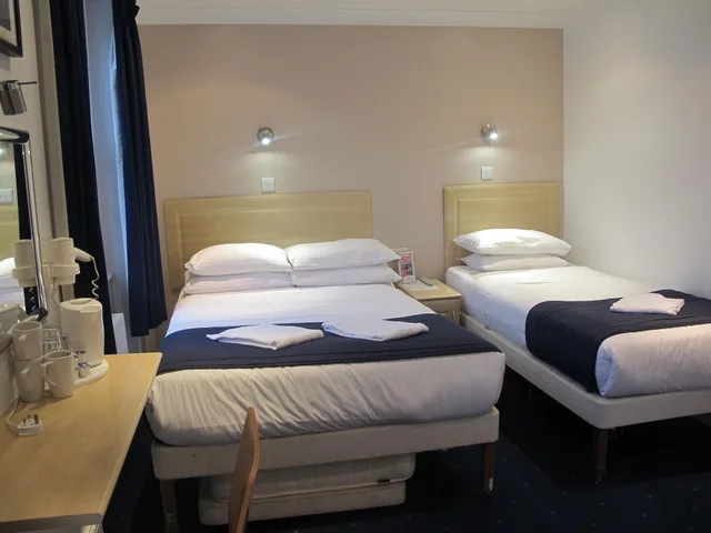 غرفة ثلاثية مع سرير إضافي، Alhambra Hotel 4/7