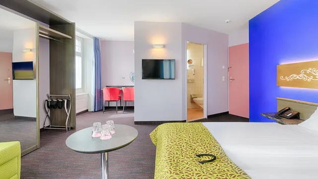 غرفة قياسية ثلاثية بسريرين منفصلين، Drei Konige Hotel 2/5