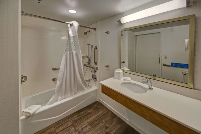 غرفة قياسية بسرير كينج بحوض استحمام لذوي الإعاقة، Hampton Inn Charlottesville 6/6