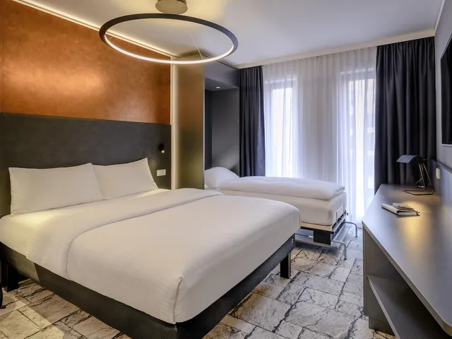 غرفة كومفورت عائلية بسرير كوين وسرير فردي، Ibis Styles Bamberg 1/9