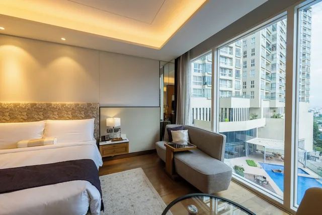 غرفة سوبيريور بسرير كينج بإطلالة على المسبح، The Leela Bhartiya City Bengaluru 5/8