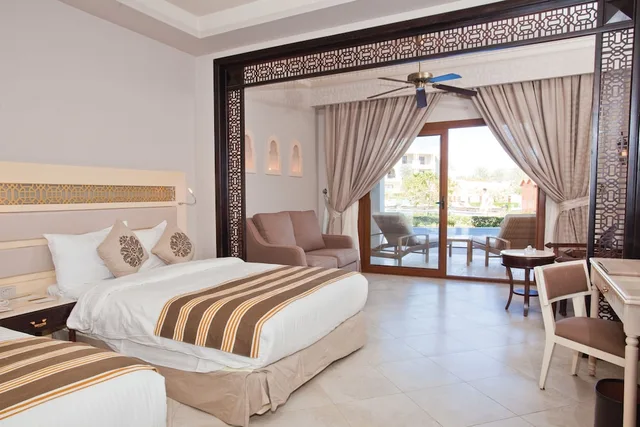 غرفة ديلوكس بسرير كينج بإطلالة جزئية على البحر، SUNRISE Arabian Beach Resort Grand Select 1/2