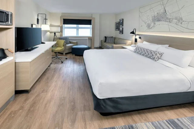 غرفة ديلوكس بسرير كينج مع أريكة، The Insignia Hotel, Sarnia, a Tribute Portfolio Hotel 1/4