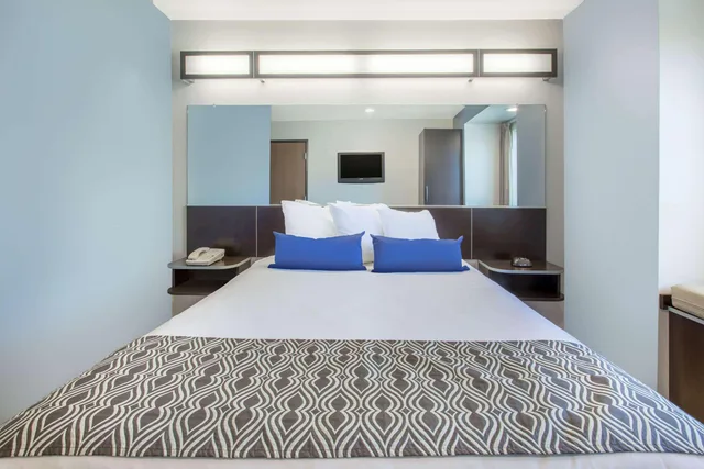 غرفة بسرير كوين، Microtel Inn Suites Klamath Falls 1/2