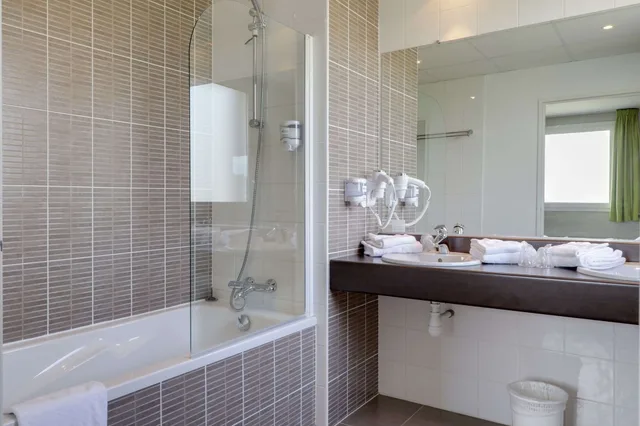 غرفة كومفورت ثلاثية، Brit Hotel Saint-Meen-le-Grand en Broceliande 7/7