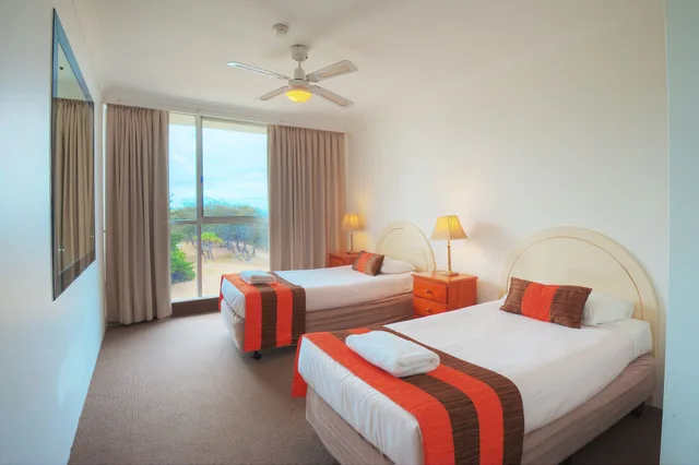 2 Bedrooms, Deluxe, Queen and Twin Beds, Ocean Front، Golden Sands 1/3