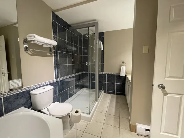 جناح تنفيذي بسرير كينج، Super 8 by Wyndham Gananoque - Country Squire Resort 9/10
