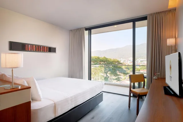 غرفة بريميوم سوبيريور بسرير كينج بإطلالة على الجبل بحوض استحمام، Eastin Tan Hotel Chiang Mai 2/3