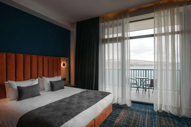 جناح بسرير كوين بإطلالة على البحر لذوي الإعاقة، Gino Seaside Tbilisi, Trademark Collection By Wyndham 1/9