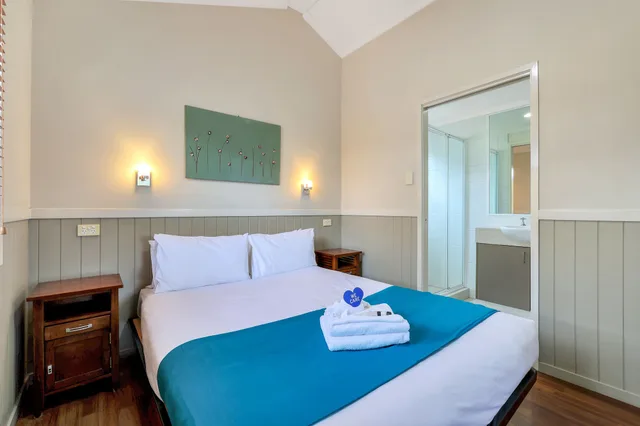 Palm, Cabin, Queen Bed, DARWIN FREESPIRIT RESORT 1/3