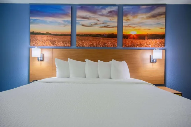 جناح بسرير كوين بمطبخ صغير، Days Inn & Suites by Wyndham Waterloo 2/5