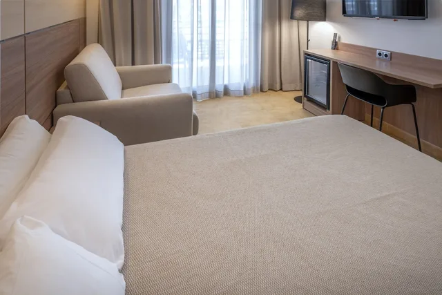 غرفة قياسية بسرير مزدوج وسرير فردي، Hotel Alhambra 5/9