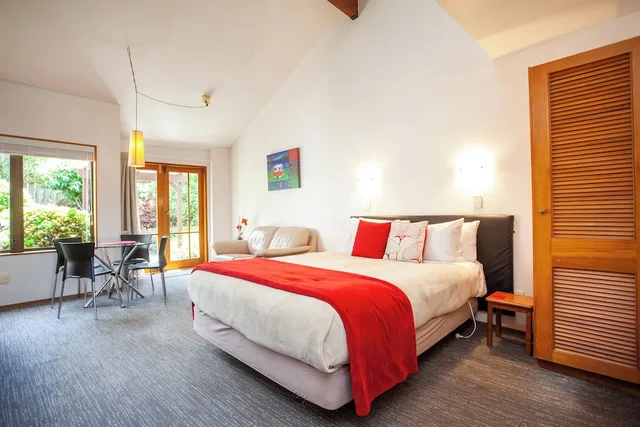 غرفة عائلية بسرير كوين وسرير فردي، Cascades Lakefront Motel 1/3
