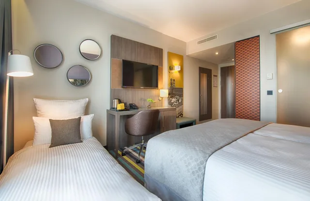 غرفة كومفورت ثلاثية بسريرين منفصلين مع أريكة، LEONARDO HOTEL MUNICH CITY EAST 3/5