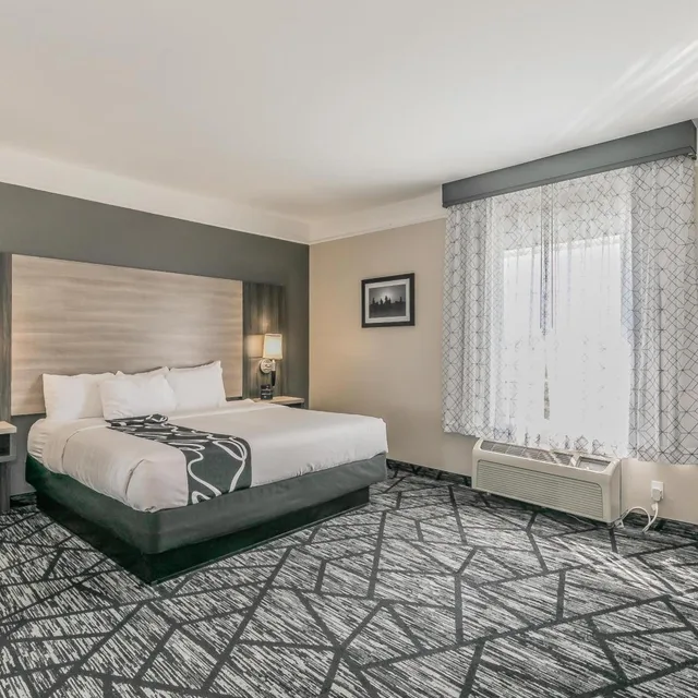 جناح رئاسي بحوض استحمام لذوي الإعاقة، La Quinta Inn and Suites by Wyndham Granbury 1/7