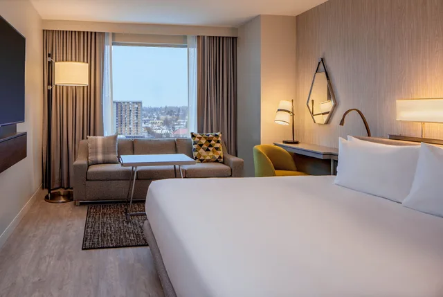 Room, King Bed, City and River View, Sofa، Hyatt Regency Portland At The Oregon Convention Center 1/5