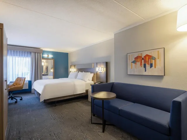جناح استوديو بسرير كينج مع أريكة لذوي الإعاقة، Holiday Inn Express & Suites Greensboro - (I-40 @ Wendover) 3/4