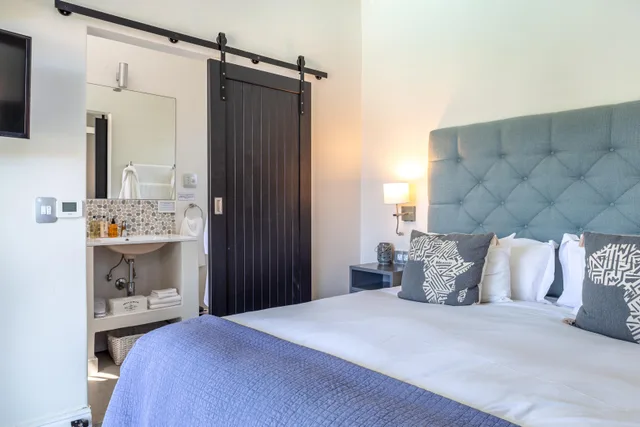 جناح كلاسيكي بسرير كينج بإطلالة على المسبح، Whale Rock Luxury Lodge 4/10