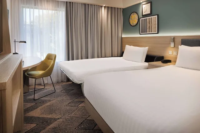 غرفة بسرير كوين مع أريكة، HAMPTON BY HILTON YORK 1/7