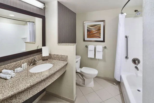 Room, King Bed, Downtown or River View, Sofa، Courtyard By Marriott Shreveport Bossier Louisiana Boardwalk 5/6