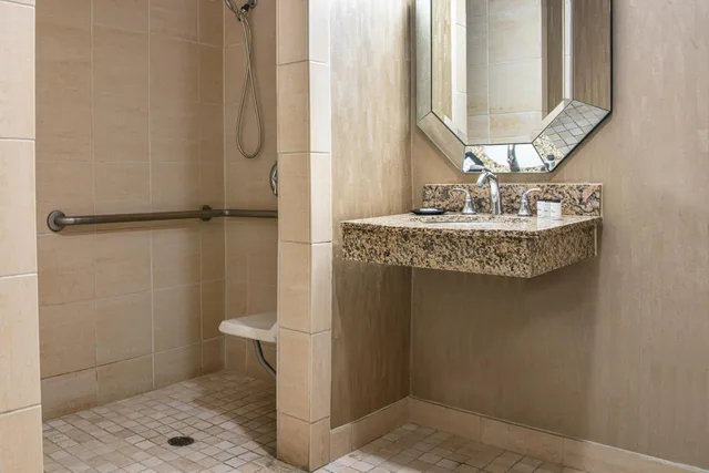 غرفة بسرير كينج بحوض استحمام لذوي الإعاقة، Sheraton Mission Valley San Diego 7/9