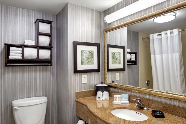 استوديو بسرير كينج، Hampton Inn & Suites by Hilton Toronto Downtown 2/2