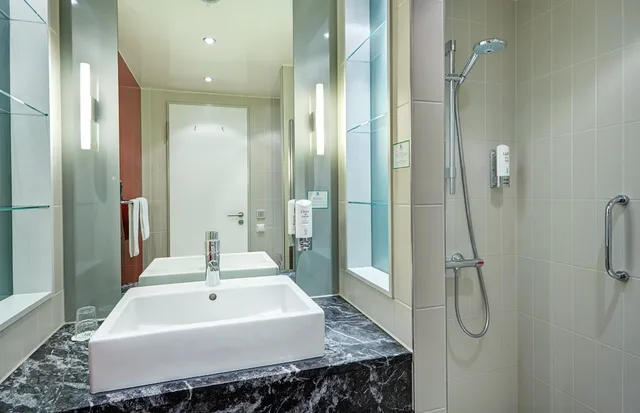 غرفة قياسية بسرير كوين مع أريكة، Holiday Inn Berlin Airport Conference Centre Formerly Holiday Inn Berlin International Airport 9/10
