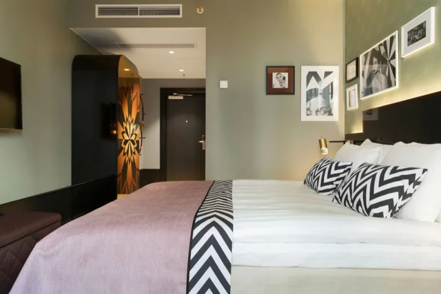 Sleep, King Bed, No Window, Large، HAYMARKET BY SCANDIC 5/10