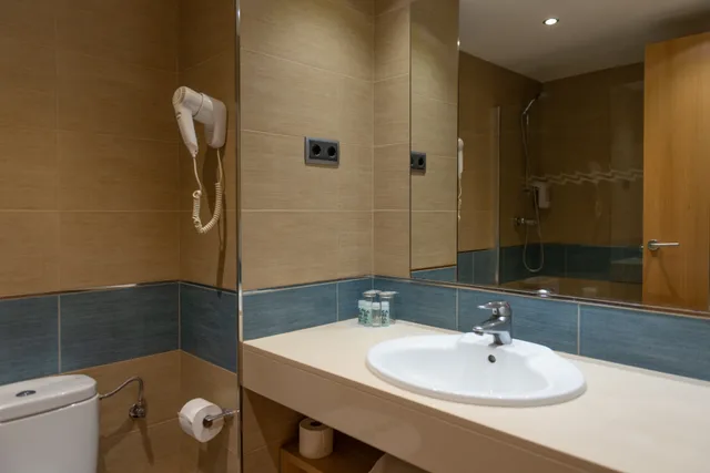 غرفة قياسية رباعية بسرير مزدوج، Caprici Beach Hotel & Spa 4/4