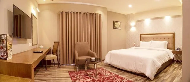 غرفة ديلوكس بسرير كينج، Hotel One Garden Town Lahore 2/3