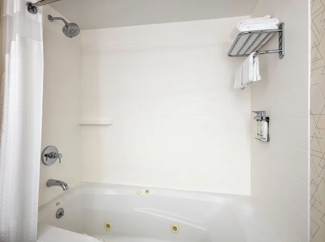 غرفة قياسية بسرير كينج بحوض جاكوزي، Holiday Inn Express - New York City Chelsea 8/9