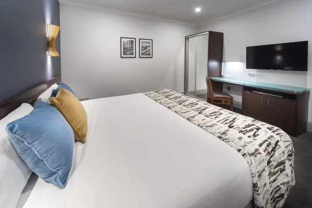 2 Bedrooms, Back, Apartment, 1 Queen and 3 Single Beds، HYDE PARK INN 3/4