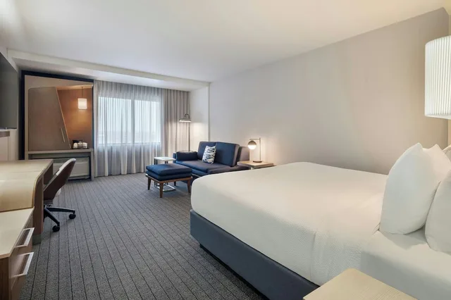 غرفة بسرير كينج بشرفة مع أريكة، Courtyard Redwood City 1/6