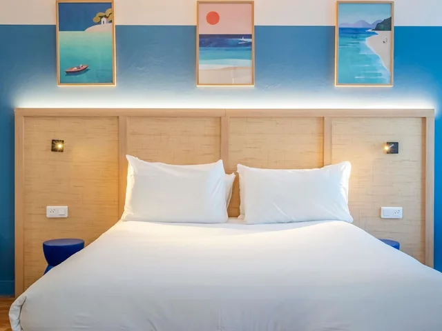 غرفة كومفورت بسرير مزدوج بإطلالة على البحر بشرفة، ibis Styles Biarritz Plage 3/6
