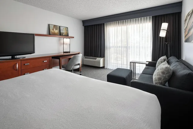 غرفة بسرير كينج مع أريكة، Courtyard by Marriott Rancho Cordova Sacramento 3/10