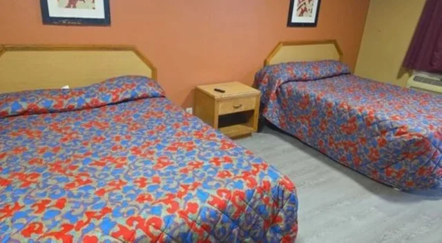 غرفة بسريرين كوين بمطبخ صغير، Relax Motel Grand Prairie Dallas I 30 2/8