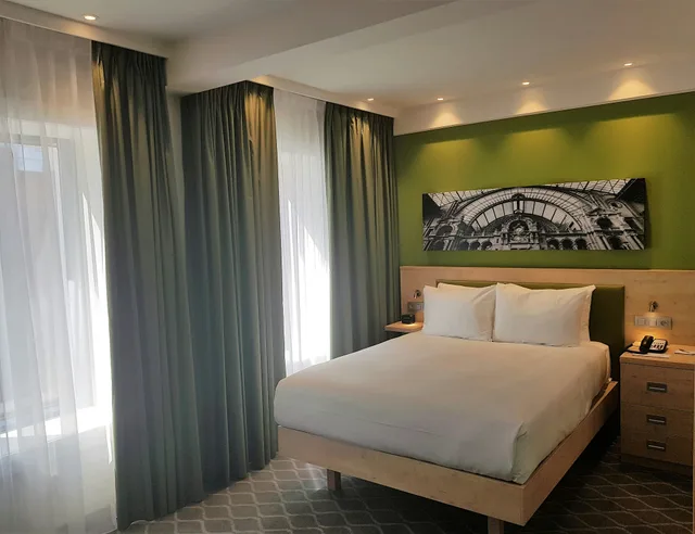 Room, Queen Bed, Hampton by Hilton Antwerp Central Station 1/4