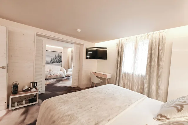 جناح بسرير كينج مع أريكة، Hôtel Tsanteleina 2/8