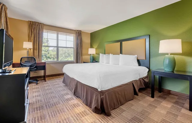 1 King Bed - Suite, Nsmk, Kitchen, Sofa-Bed، Studio 6 Suites Jacksonville Deerwood Park FL 1/7