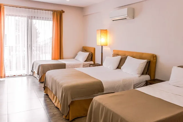 غرفة عائلية بسرير كينج وسريرين منفصلين بإطلالة جزئية على البحر، Kas Old Town Hotel 1/6