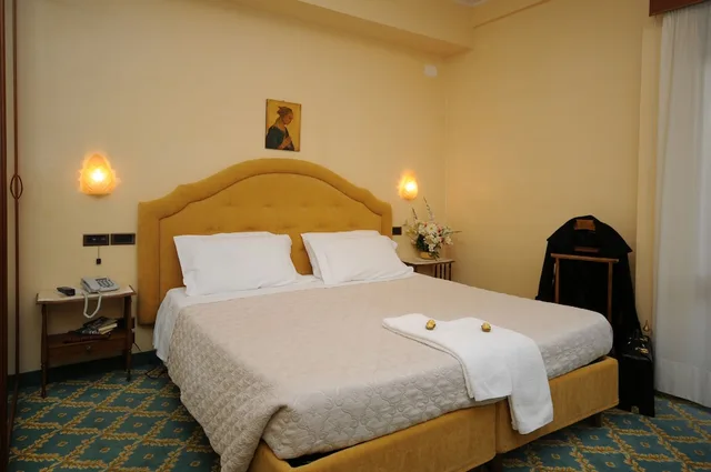 غرفة مفردة بسريرين منفصلين، Grand Hotel Excelsior 1/3