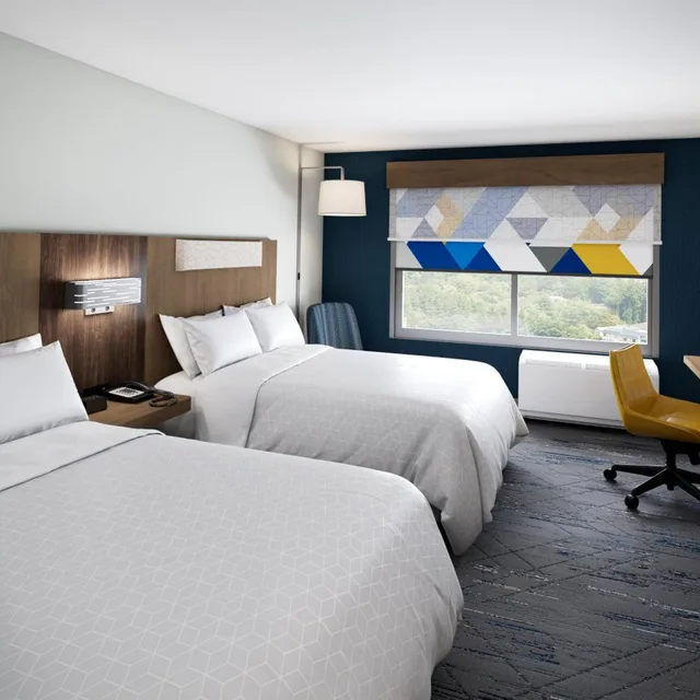 غرفة بسرير كينج وسريرين كوين لذوي الإعاقة، Holiday Inn Express & Suites Rhinelander, an IHG Hotel 1/5
