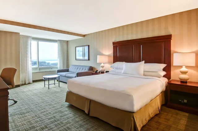 Premium, King Bed, Falls View, Bathtub، DoubleTree Fallsview Resort & Spa by Hilton - Niagara Falls 2/7