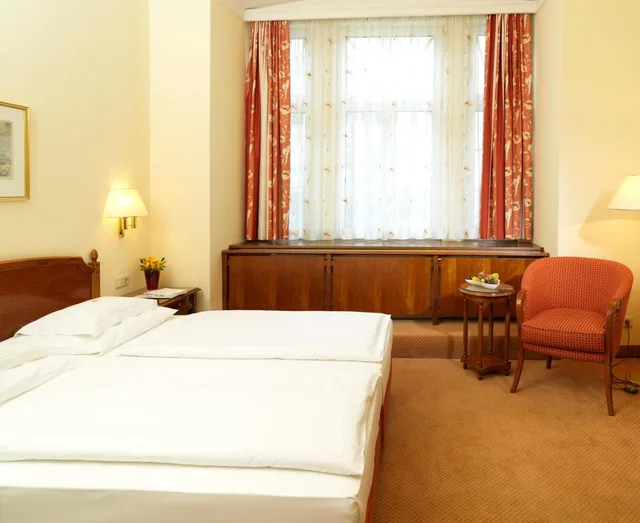 Room, King Bed, Stefanie 5/10