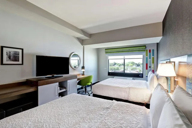 غرفة بسرير كينج وسريرين كوين لذوي الإعاقة، Hampton Inn St Catharines Niagara On 3/9
