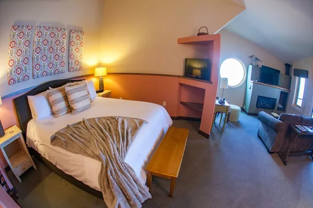 Design, Suite, King Bed, 2 Murphy Beds, with View، Blue Wave Inn 1/6