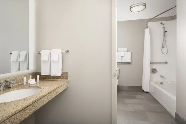 جناح بسرير كوين بغرفة نوم واحدة مع أريكة لذوي الإعاقة، Residence Inn Denver South/Park Meadows Mall 2/2