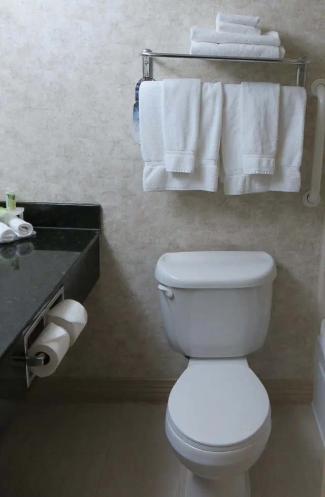 غرفة بسرير كينج للمدخنين، Quality Inn & Suites Oakwood Village - Cleveland South 7/7